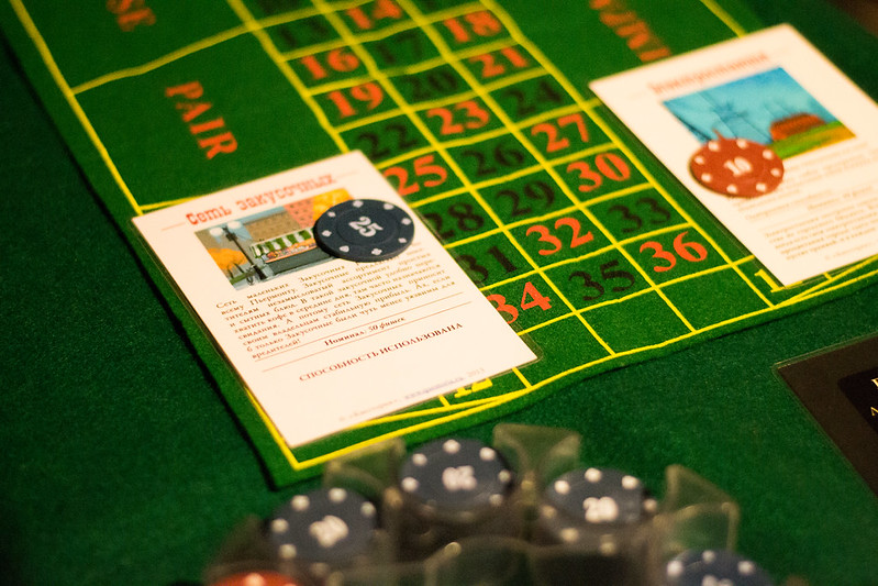 Ведущий развлекает гостей на корпоративе в Иркутске