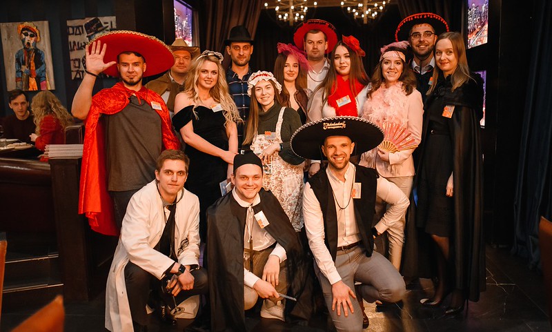 Корпоратив на Новый год в Иркутске — празднично украшенный банкетный зал