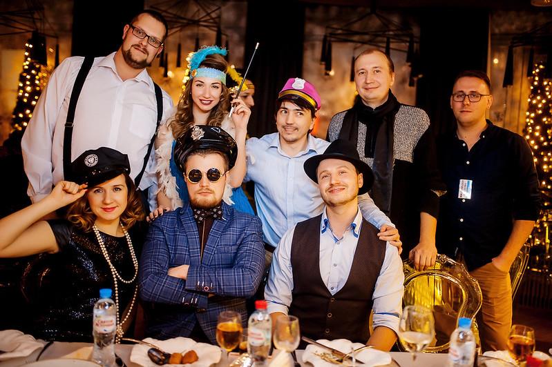 Команда компании празднует Новый год в ресторане Иркутске